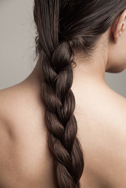 gros plan de jeune femme cheveux mouillés en tresse studio tourné arrière vi
 - Photo, image