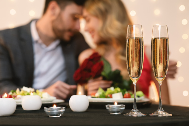 Valentijnsdag viering Achtergrond. Romantisch koppel met diner in restaurant - Foto, afbeelding