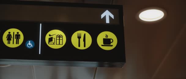 letrero de café y tiendas de baños en negro y amarillo, señal de dirección, símbolo de acceso para discapacitados BMPCC 4K
 - Metraje, vídeo
