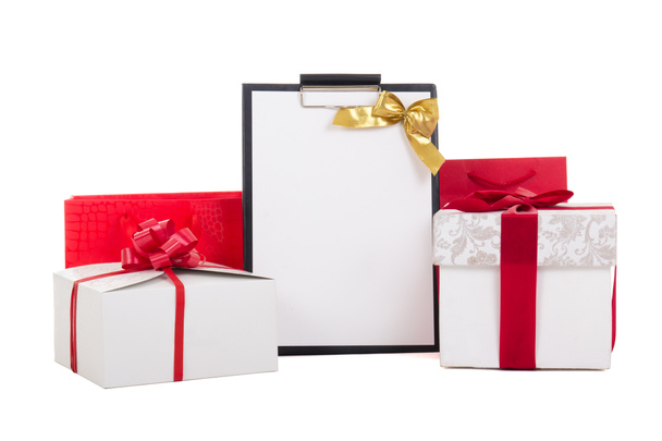 boîtes de cadeau avec ruban rouge et la liste de souhaits sur fond blanc - Photo, image