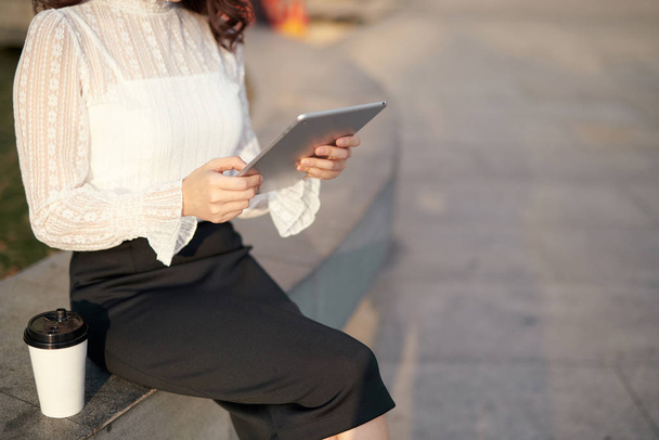 Kaunis aasialainen nainen käyttää tabletti tietokone ulkona kaupungissa saattamaan oman yrityksen. Online-liiketoiminnan käsite
 - Valokuva, kuva