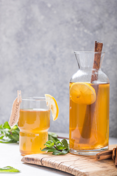 Kombucha or cider fermented drink. Cold tea beverage with benefi - Foto, imagen