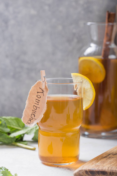Kombucha oder Cider fermentiertes Getränk. Kalter Tee mit Wohltätigkeitsfunktion - Foto, Bild