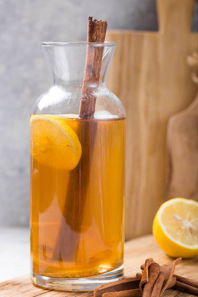 Bebida fermentada de kombucha ou cidra. Bebida de chá frio com benefícios
 - Foto, Imagem