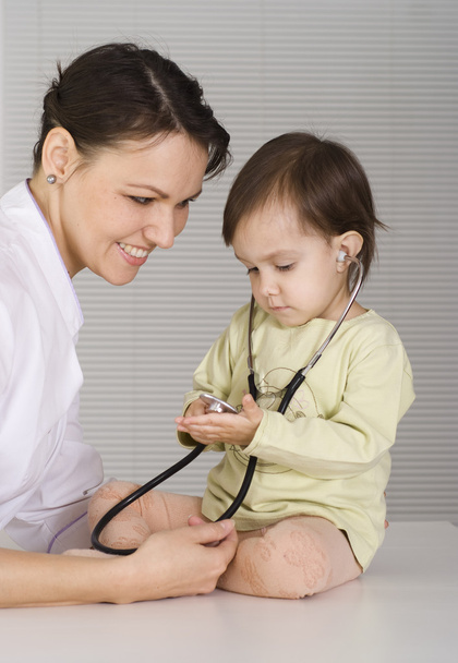 Doctor con un niño agradable
 - Foto, Imagen