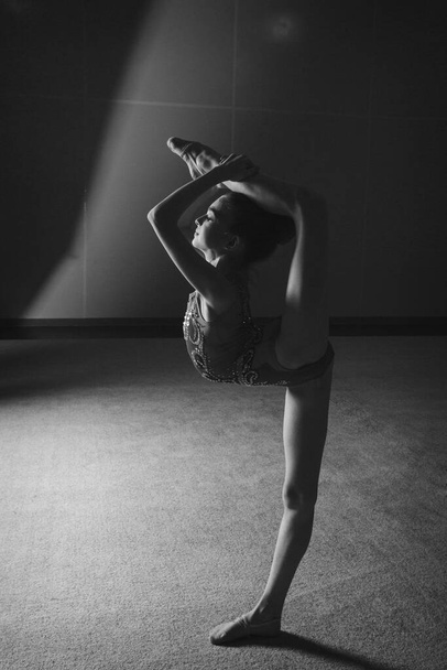 The girl sat down on the twine. classes in the fitness club. the girl is engaged in recreational gymnastics. sports exercises and stretching: athletics - Foto, immagini