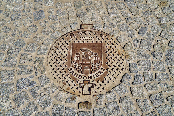 Vista al pozo de aguas residuales en la plaza del mercado en Sandomierz - una plaza cuadrada (100 jalá 110 m) ubicada en el centro del casco antiguo de Sandomierz, Polonia
 - Foto, Imagen