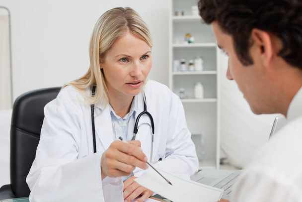 Doctor explaining prescription to patient - Foto, afbeelding