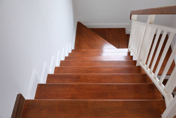 ruskea puinen portaikko sisustettu moderni tyyli asuintalo
 - Valokuva, kuva