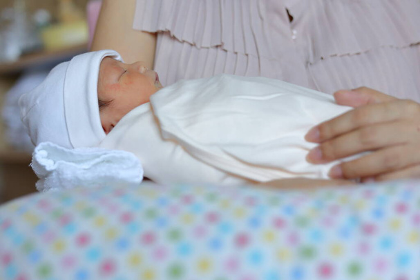 милий новонароджений спить солодка мрія в руці матері, що обіймається з любов'ю
 - Фото, зображення