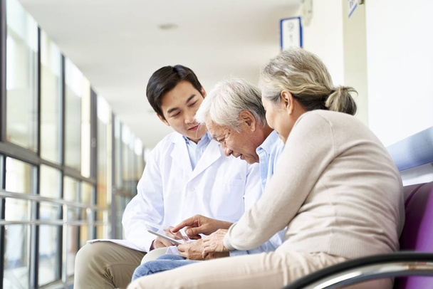 jeune asiatique médecin parler aux personnes âgées couple patients à l'hôpital
 - Photo, image