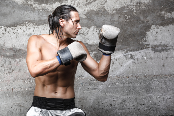 Boxeador musculoso listo para golpear
 - Foto, Imagen