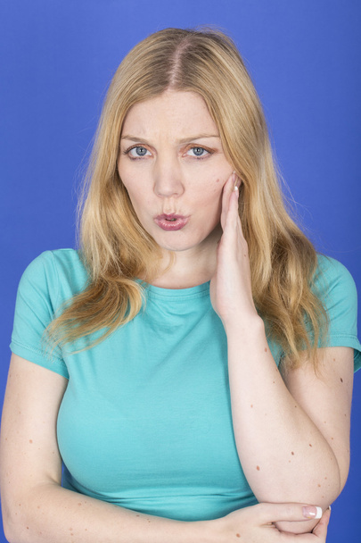 attraktive junge Frau mit Zahnschmerzen - Foto, Bild