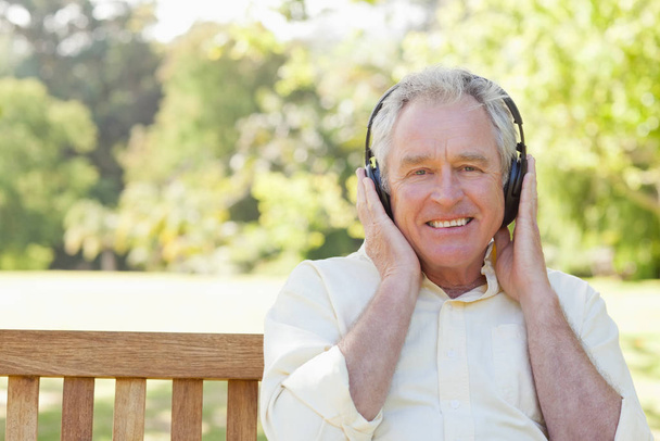 Man listening to music through headphones - Foto, immagini