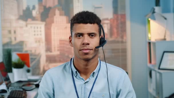 Porträt eines Kundendienstmitarbeiters gemischter Rassen im Headset, der in die Kamera lächelt - Filmmaterial, Video