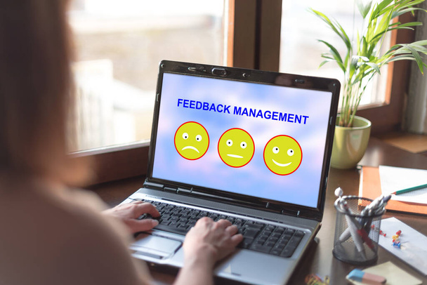 Feedback Management Konzept auf einem Laptop-Bildschirm - Foto, Bild