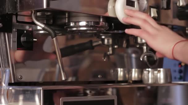 Máquina de café llenando una taza con café fresco caliente. Preparación de café, primer plano
. - Metraje, vídeo