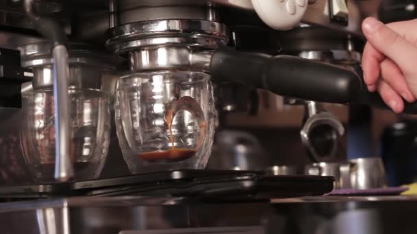 Μηχανή καφέ γεμίζοντας ένα φλιτζάνι με ζεστό φρέσκο καφέ. Προετοιμασία του καφέ, κοντινό πλάνο. - Πλάνα, βίντεο