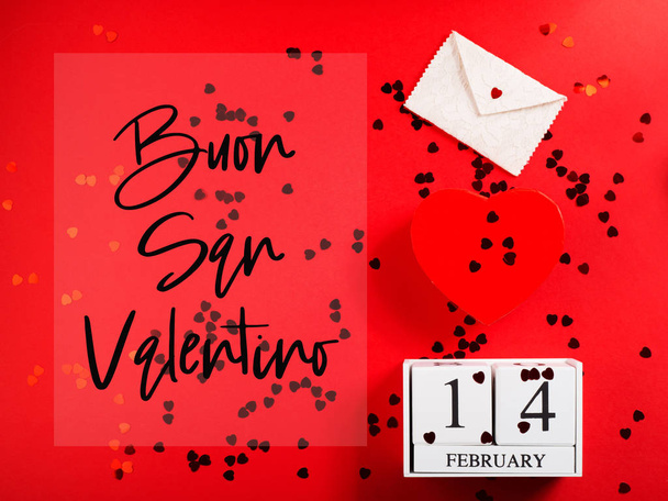 Concepto feliz día de San Valentín en italiano sobre rojo
 - Foto, imagen