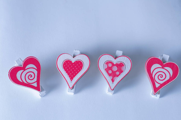 pinzas de tela hechas de corazones rosados
 - Foto, Imagen