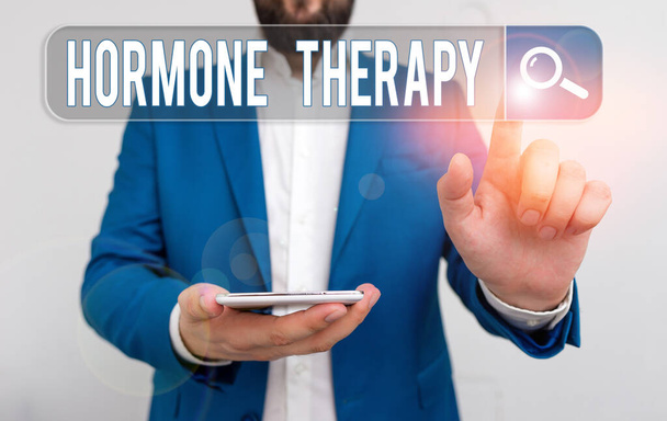 Sinal de texto mostrando terapia hormonal. Foto tratamento conceitual da doença com hormônios derivados sintéticos
. - Foto, Imagem