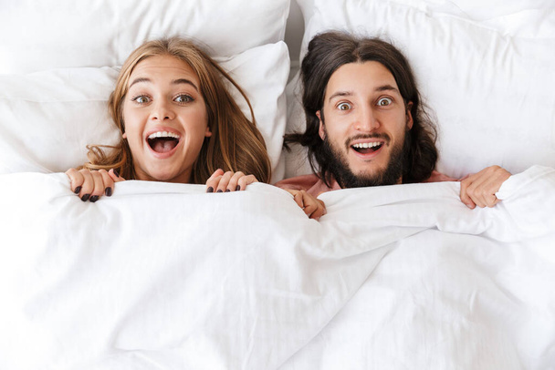 Beau jeune couple couché au lit
 - Photo, image