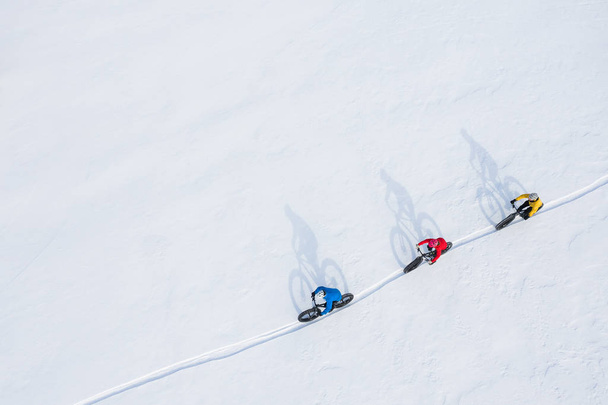 Letecká drone fotografie skupiny přátel na jejich tlustém kole ve sněhu v Ontario, Kanada - Fotografie, Obrázek
