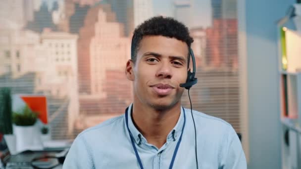 Nahaufnahme eines Kundendienstbetreibers mit gemischter Rasse im Gespräch mit einem Kunden im Call Center - Filmmaterial, Video