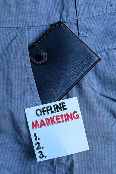 Kézírás szöveg Offline Marketing. Fogalmi fotó Hirdetési stratégia megjelent az interneten kívül Kis pénztárca belsejében férfi nadrág elülső zseb mellett jelölőpapír - Fotó, kép