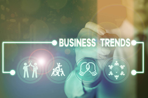Notatka pokazująca trendy biznesowe. Biznesowe zdjęcie ukazujące ogólną zmianę w sposobie rozwoju biznesu. - Zdjęcie, obraz