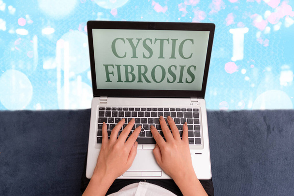Schrijfbriefje met cystische fibrose. Bedrijfsconcept voor een erfelijke aandoening van de exocriene klieren - Foto, afbeelding