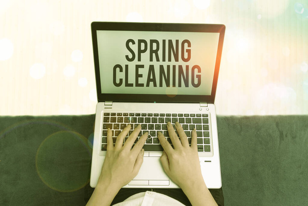 春のクリーニングを示すテキスト記号。春の間の家や部屋の概念的な写真を徹底的に掃除. - 写真・画像