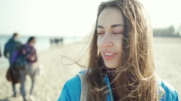 lähikuva muotokuva houkutteleva hymyilevä nuori brunette nainen ulkona
 - Materiaali, video