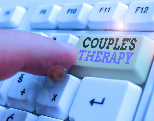 Piszę notatkę z terapią parą S. Koncepcja biznesowa leczenia zaburzeń w relacjach międzyludzkich i małżeńskich - Zdjęcie, obraz