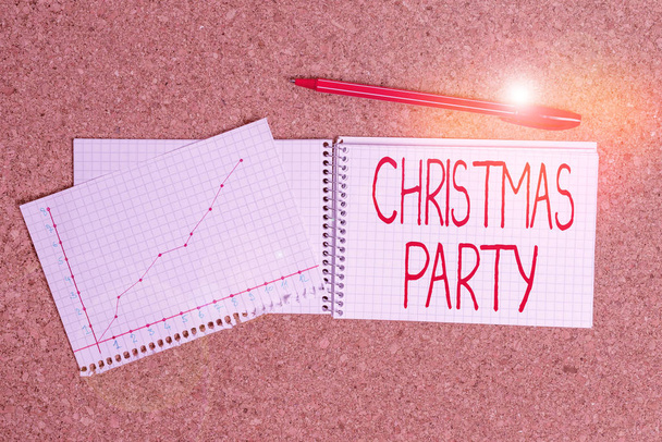 クリスマスパーティーを示す概念的な手書き。イエス・キリスト誕生を記念する例祭を意味する概念ノートブックペーパーオフィスペーパーボード研究用品チャート - 写真・画像