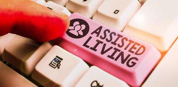 Piszę notatkę z "Assisted Living". Koncepcja biznesowa systemu opieki długoterminowej nad osobami starszymi lub niepełnosprawnymi - Zdjęcie, obraz