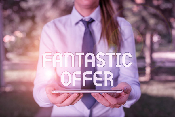 Teksti merkki osoittaa Fantastic Tarjous. Business valokuva esittelee myyjä hyväksyy tarjouksia ja on valmis neuvottelemaan Business nainen paita solmio tilalla sylissä alkuun matkapuhelin kädessä
 - Valokuva, kuva
