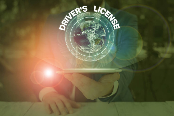 ドライバSライセンスを示すメモを書く。自動車を運転できることを証明する文書のビジネスコンセプトこの画像のナサが提供する要素 - 写真・画像