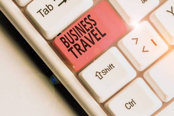 Business Travel 'ı gösteren bir not yazıyorum. Şirket adına bir ya da daha fazla yere seyahat etmek için iş kavramı - Fotoğraf, Görsel