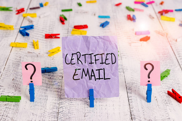 Szövegírás szöveg Certified Email. Üzleti fotó bemutató e-mail, amelynek elküldését igazolja egy semleges harmadik fél Firkált és omladozó lap gemkapcsokkal elhelyezett fa asztalon - Fotó, kép