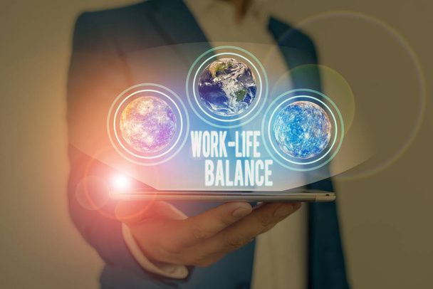 Textschild, das die Work-Life-Balance zeigt. Business-Foto-Text-Zeit für die Arbeit und Aspekte des Lebens sind gleichwertige Elemente dieses Bildes von nasa eingerichtet - Foto, Bild