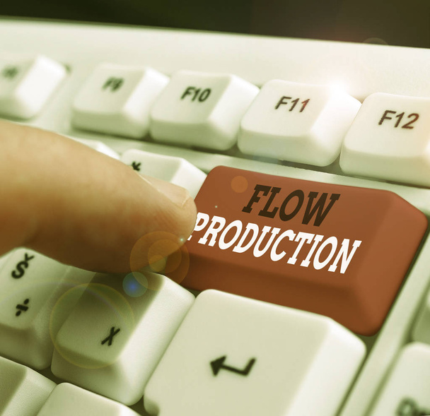 Pisanie notatki pokazującej Flow Production. Koncepcja biznesowa dla produktów jest tworzona od jednego etapu przetwarzania do następnego. - Zdjęcie, obraz