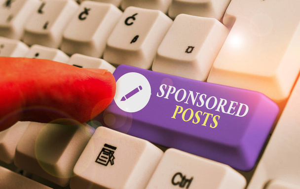 Εννοιολογική γραφή χέρι δείχνει Sponsored Posts. Έννοια σημαίνει θέση που μια επιχείρηση πληρώνει για να διανείμει σε ένα ευρύτερο κοινό - Φωτογραφία, εικόνα