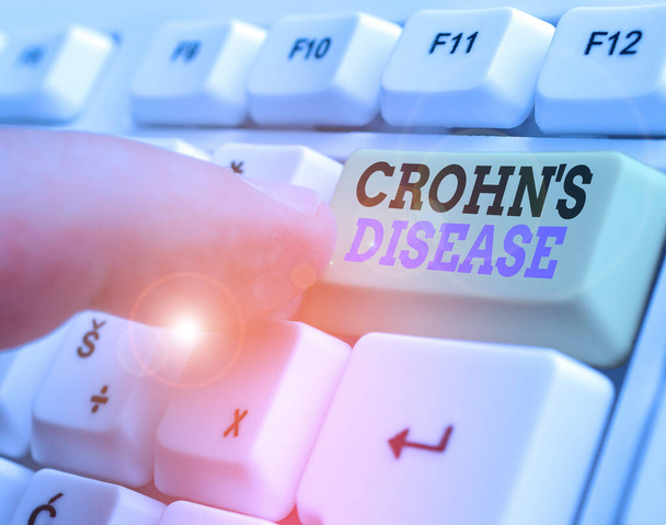 Um bilhete a mostrar a Doença de Crohn. Conceito de negócio para a doença inflamatória crônica dos intestinos
 - Foto, Imagem