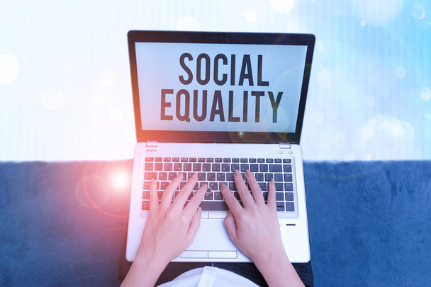 Tekstbord met sociale gelijkheid. Zakelijke fototekst past bezorgdheid over rechtvaardigheid en billijkheid toe op sociaal beleid - Foto, afbeelding