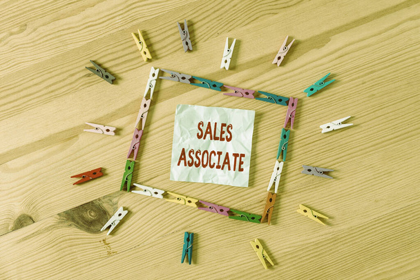 Tekst pisma Sales Associate. Koncepcyjne zdjęcie głównym zadaniem jest sprzedaż produktu firmy lub usługi Kolorowe szpilki do ubrań puste przypomnienie drewniane podłogi tło biuro - Zdjęcie, obraz