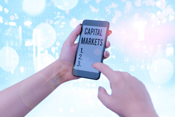 Szó írás szöveg Capital Markets. Üzleti fotó bemutatása vásárlók és eladók részt vesznek a kereskedelmi pénzügyi értékpapírok - Fotó, kép