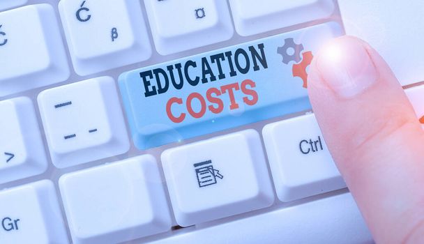 Notatka opisująca koszty edukacji. Koncepcja biznesowa dotycząca kwot opłaconych z tytułu czesnego i innych związanych z tym wydatków - Zdjęcie, obraz