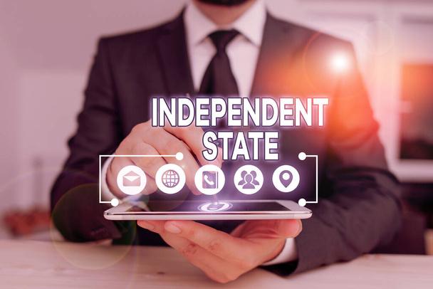 Conceptuele handschrift toont Onafhankelijke Staat. Begrip vermogen van de staat om onafhankelijk te zijn en autonomie te hebben - Foto, afbeelding