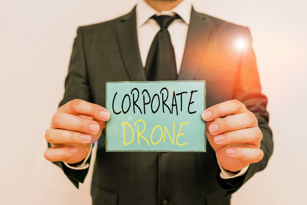 konzeptionelle Handschrift, die eine Drohne zeigt. Konzept bedeutet unbemannte Luftfahrzeuge verwendet, um Geschäftsumfeld zu überwachen männliche Menschen tragen formale Arbeitsanzug mit Büro-Look halten Buch - Foto, Bild